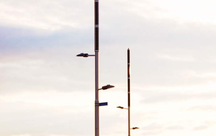 Hybride solar verlichting bij rotonde