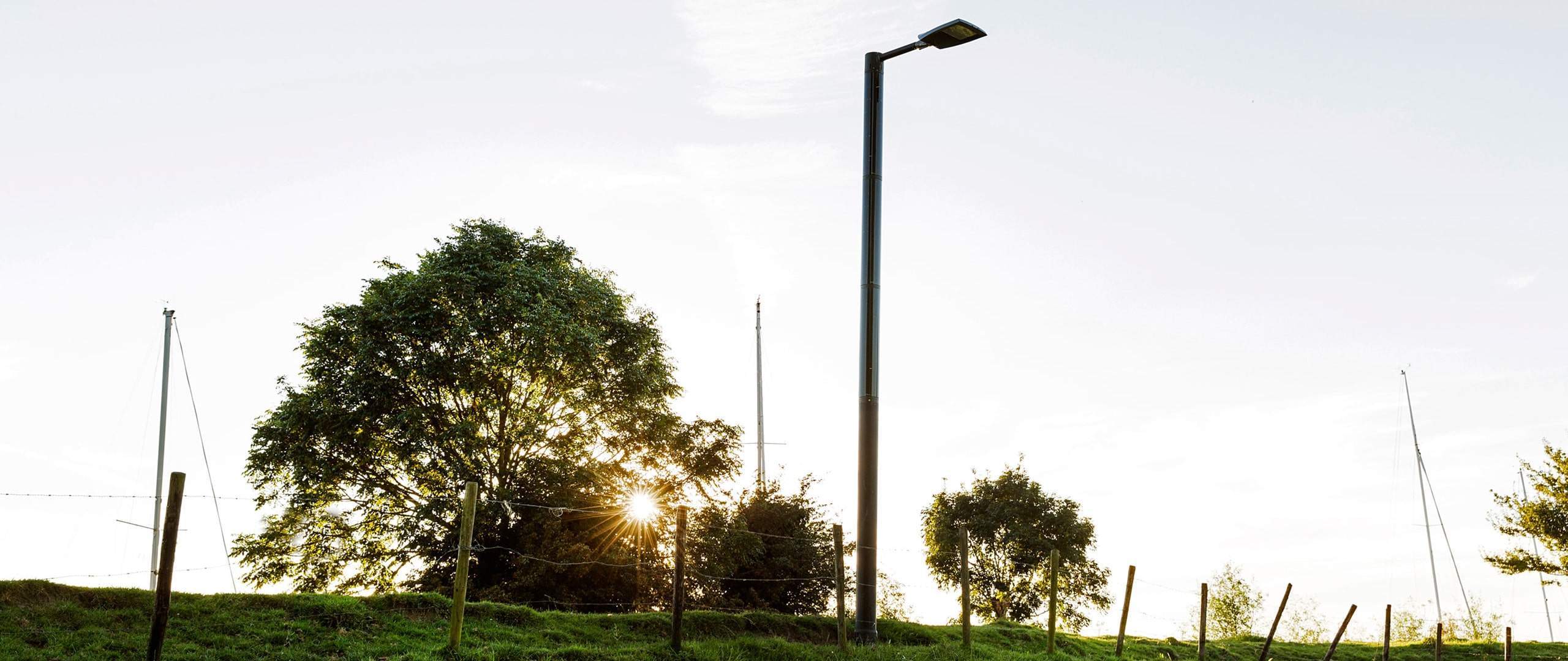Solar Beleuchtungssystem -Soluxio Solar Lichtmast erhellt Straße durch Solar Straßenlaterne Solar Beleuchtungssystem -Soluxio Solar Lichtmast erhellt Straße durch Solar Straßenlaterne