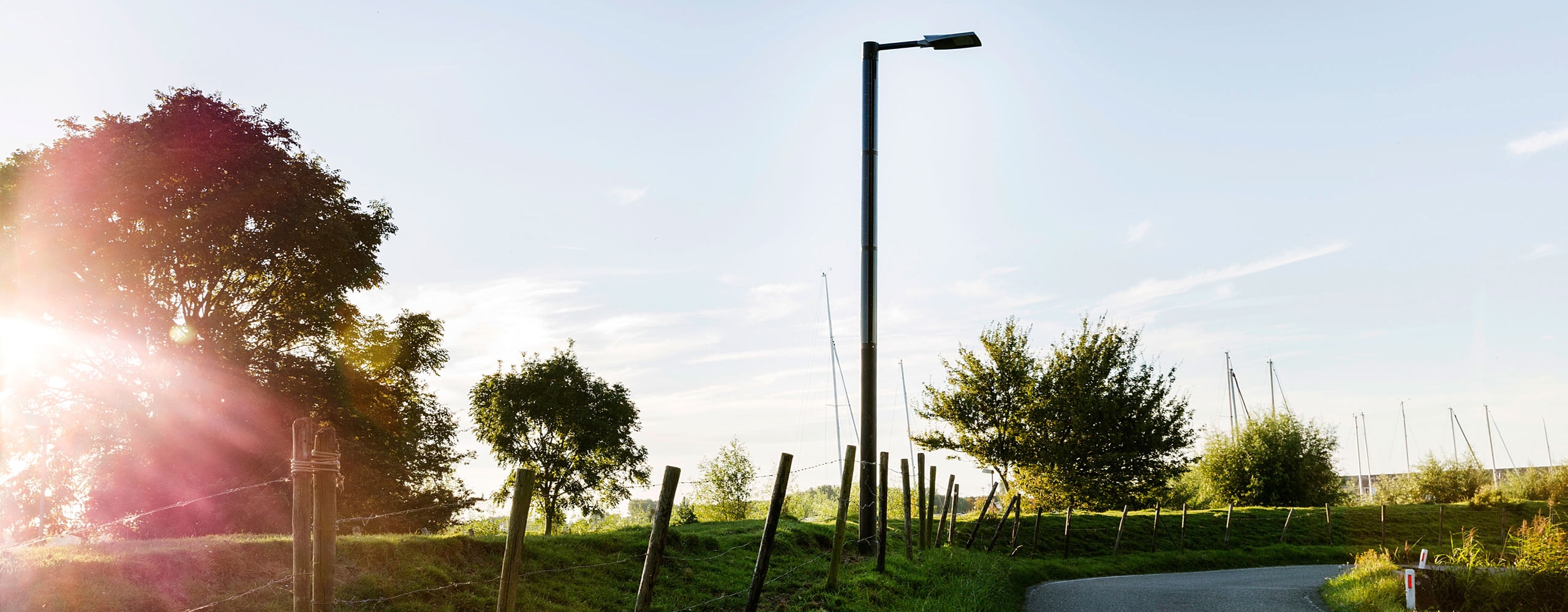 Farola solar – Poste de luz negro Soluxio FlexSol alumbrado público solar off-grid Farola solar - Poste de luz negro Soluxio FlexSol alumbrado público solar off-grid