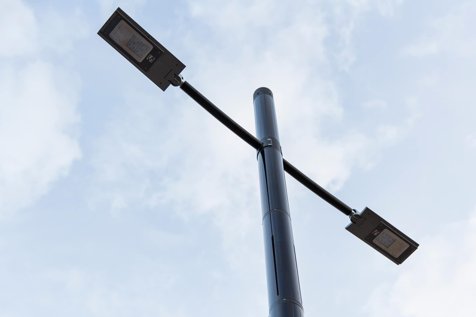 Soluxio smart solar parking lot lighting with double luminaire Soluxio smart solar parking lot lighting with double luminaire