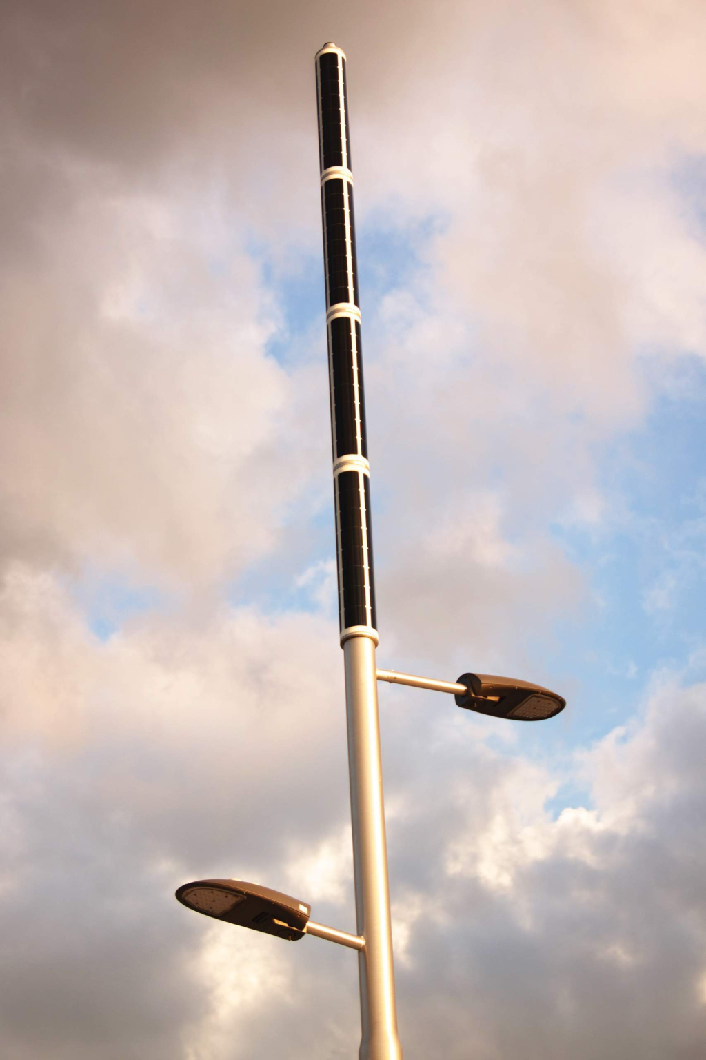 Soluxio hybrid solar lights with an exclusive design, high-quality components and two light fixtures Soluxio hybrid solar lights with an exclusive design, high-quality components and two light fixtures