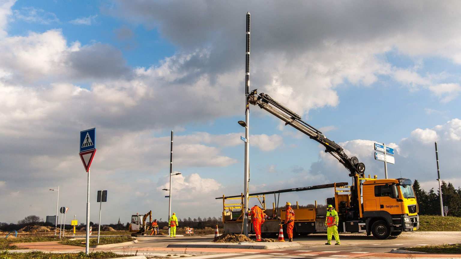 Installation Soluxio hybrid solar light at roundabout in Holland Installation Soluxio hybrid solar light at roundabout in Holland