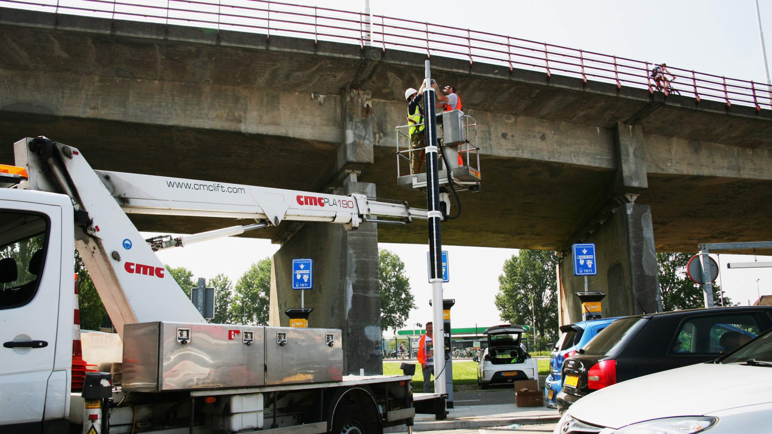 Soluxio solar parking lot lights at Dordrecht during installation Soluxio solar parking lot lights at Dordrecht during installation