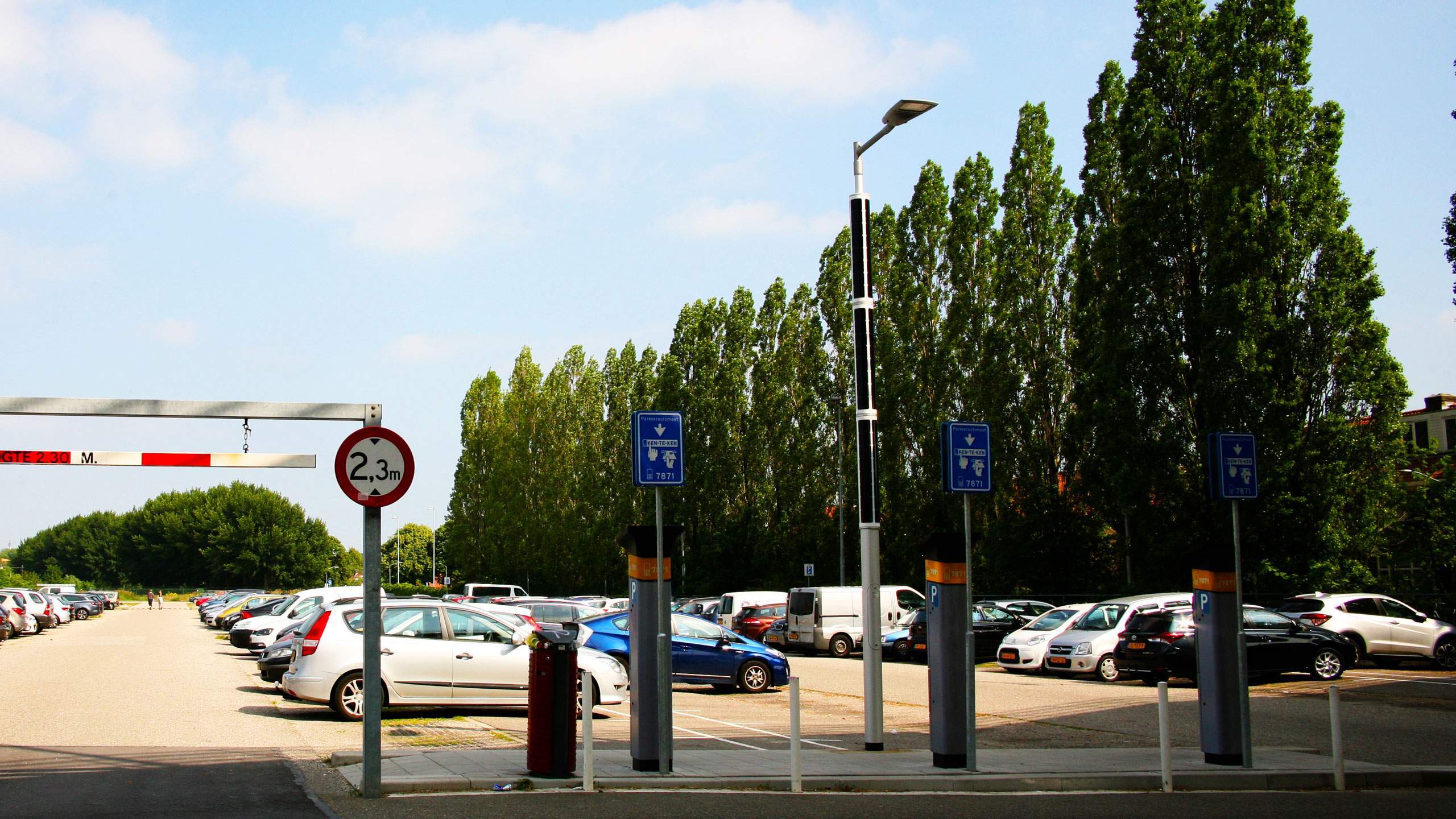 soluxio-solar-parking-lot-lights-dordrecht Soluxio solar parking lot lights near vending machines