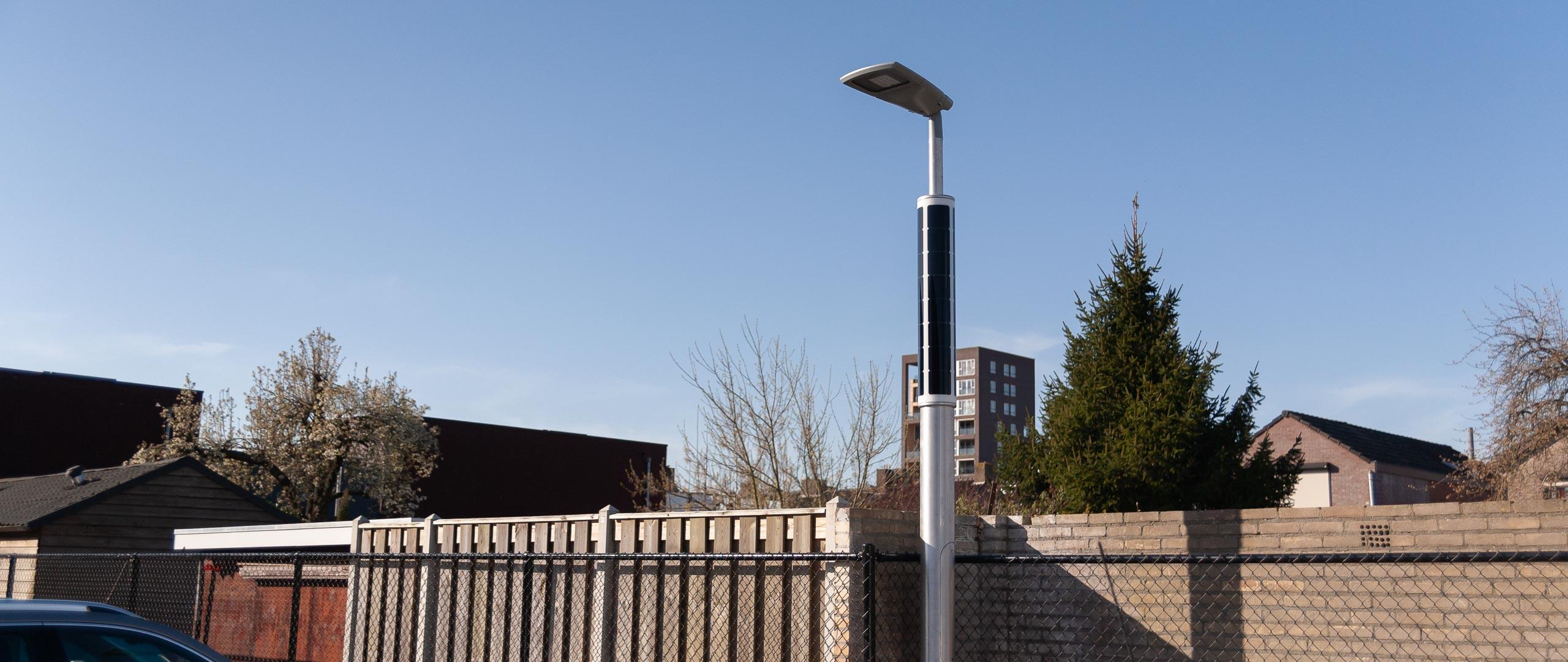 Lampadaires solaires Soluxio pour parkings Lampadaires Soluxio alimentés par énergie solaire dans un quartier résidentiel aux Pays-Bas