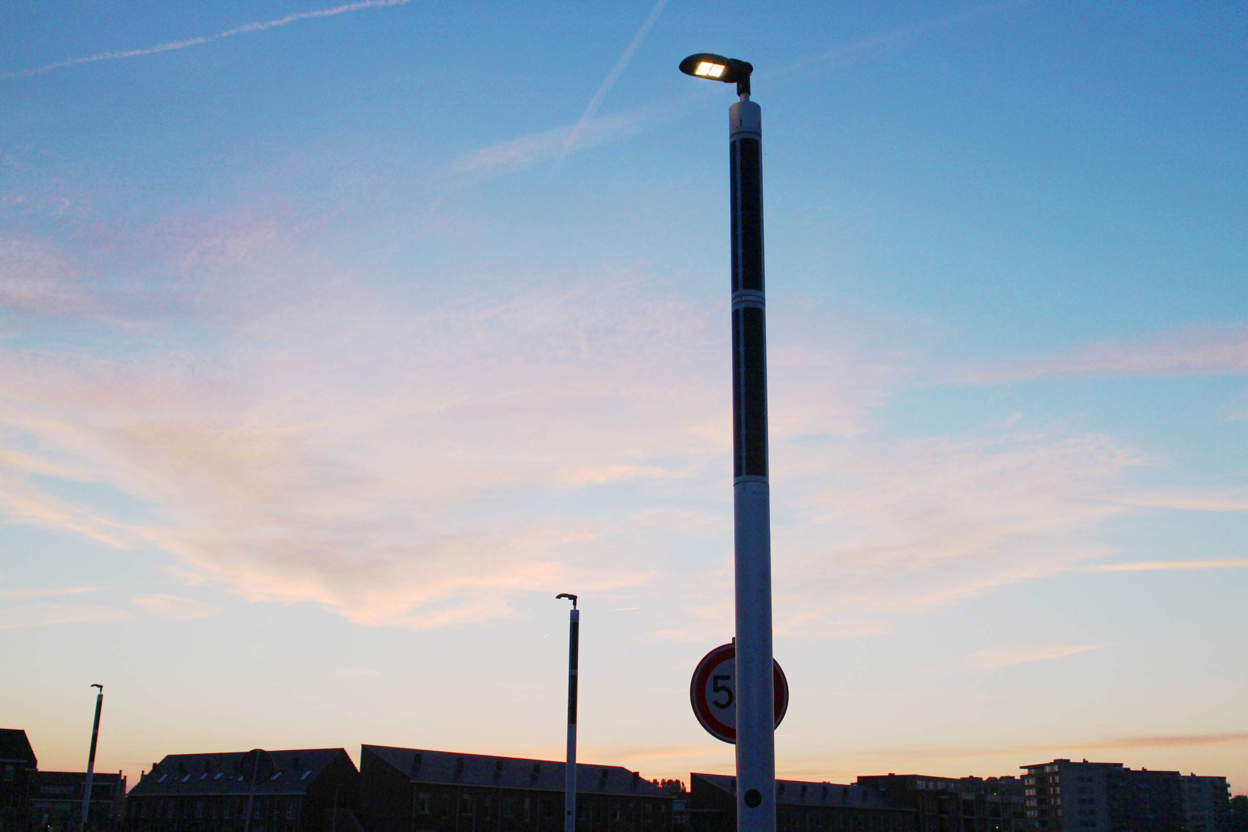 Milieuvriendelijke Soluxio solarverlichting bij zonsondergang in Katwijk Milieuvriendelijke Soluxio solarverlichting bij zonsondergang in Katwijk