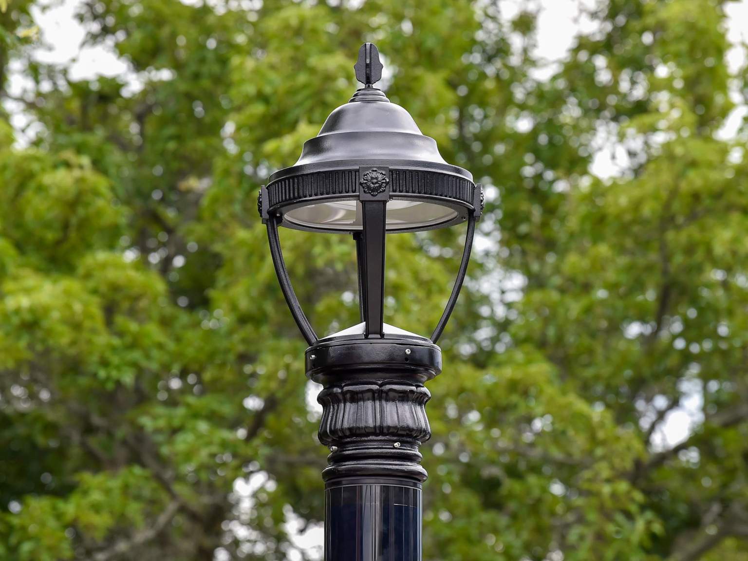 Classical light fixture connected to Soluxio solar street light Classical light fixture connected to Soluxio solar street light