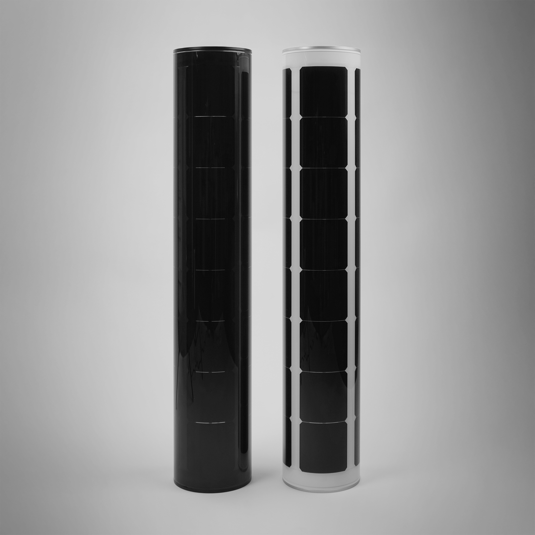 Modules solaires cylindriques Soluxio noirs et blancs_Web Modules solaires cylindriques Soluxio noirs et blancs présentés côte à côte en studio