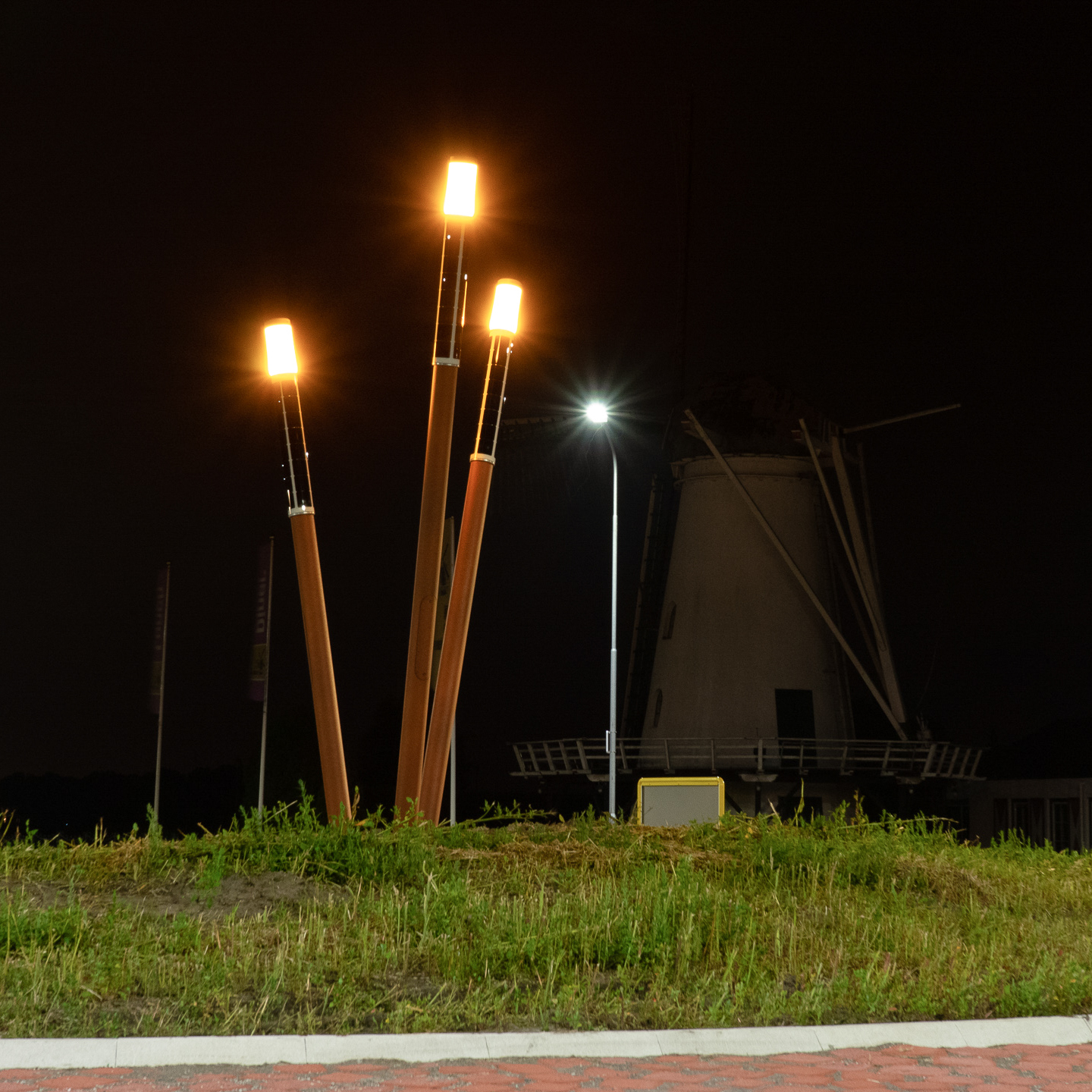 Bornes solaires Soluxio Lightsticks couleur ambre éclairant un chemin au design moderne