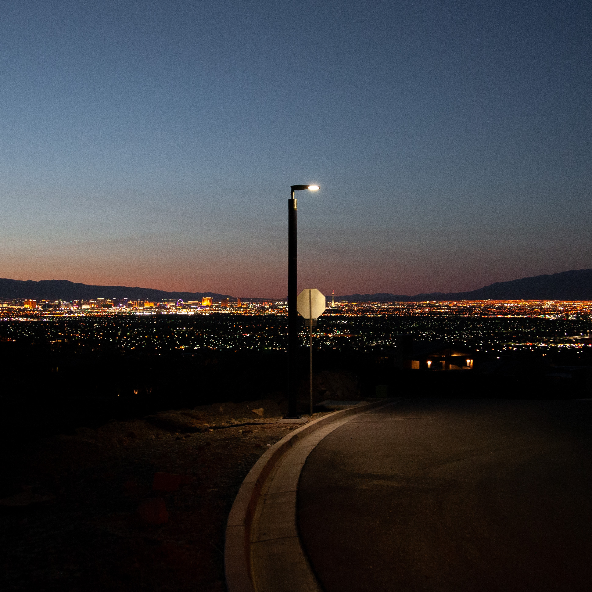 Éclairage de chemin solaire Soluxio avec la ligne d’horizon de Las Vegas en arrière-plan au crépuscule